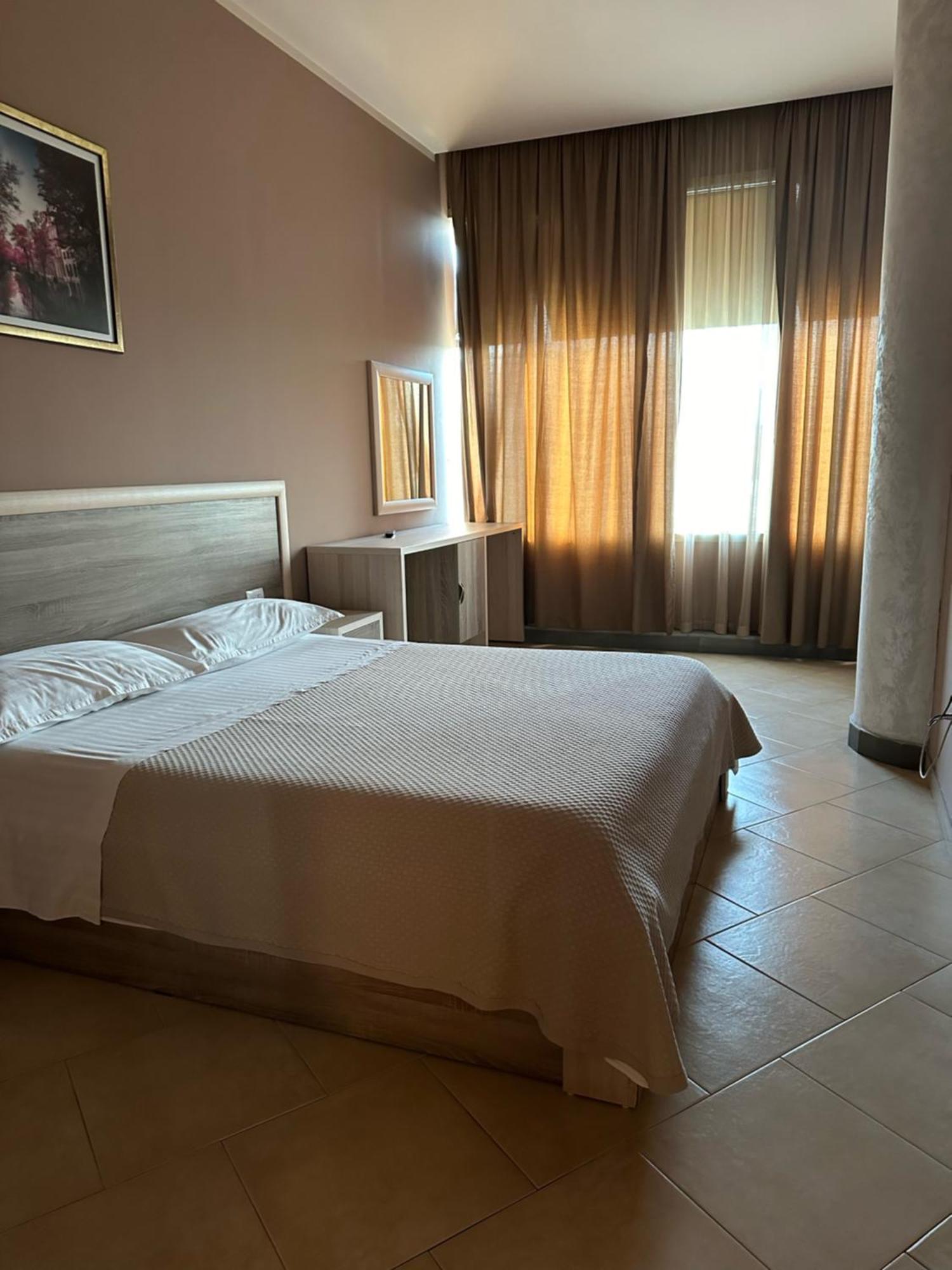 Hotel Terminal Tirana Bregu i Lumit Exterior photo
